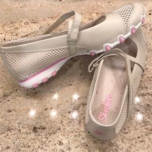 Adorable SKECHERS